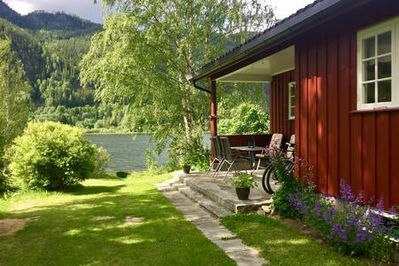 Nesbyen - Koselig hytte ved Hallingdalselva