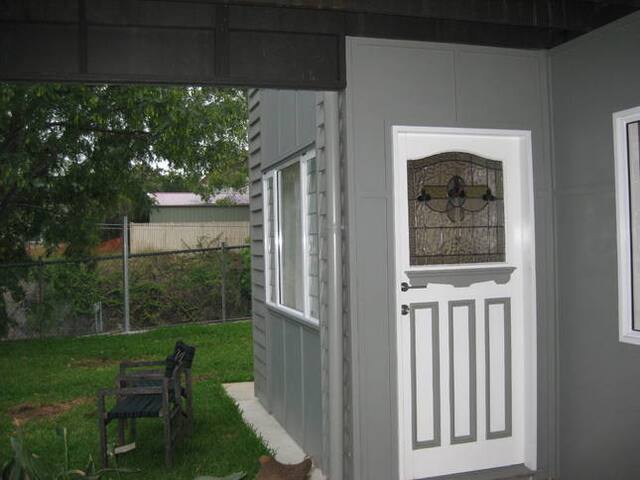 Lone Pine House – business, family, groups, pets gallery image 5