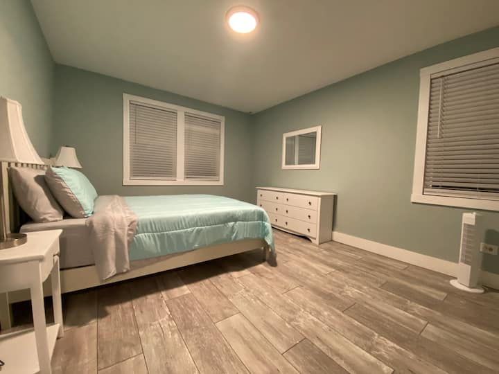 Dormitorio de la planta baja con ventilador de pilar para las cálidas noches de verano. 