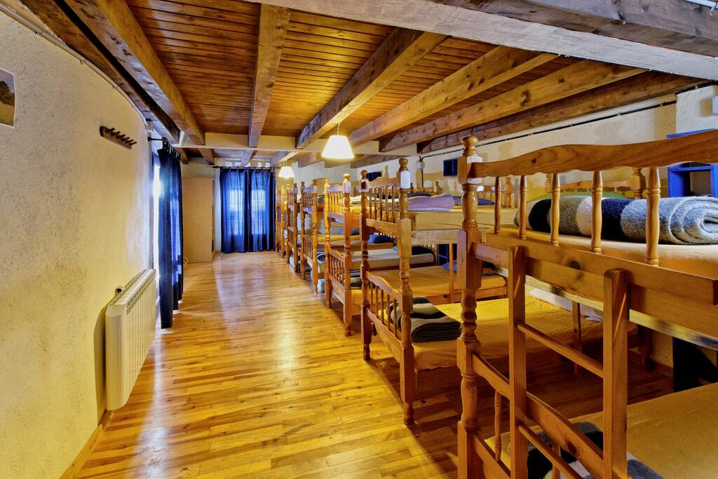 Àmplia habitació de lliteres per a grups