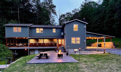 Brookside Retreat: hot tub + pickle ball court!