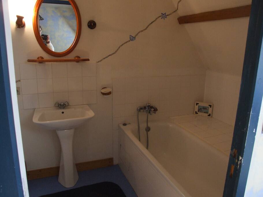 salle de bain privative avec baignoire