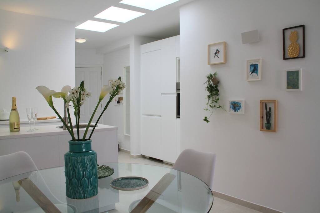 Zona living con tavolo da pranzo e ampia cucina