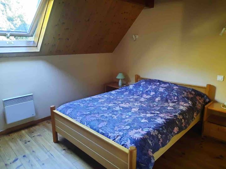 ห้องนอน 1 (เตียงคู่ 1 หลังขนาด 140 x 200 - ไม่มีผ้าปูที่นอนให้)