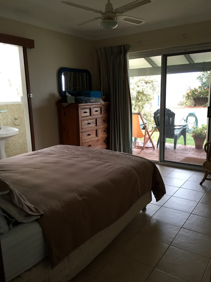 Spavaća soba s bračnim krevetom (160x200) s vlastitom kupaonicom i pogledom na ocean