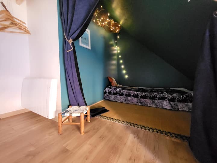 Chambre avec lit 160 et petite alcove avec 2 futons