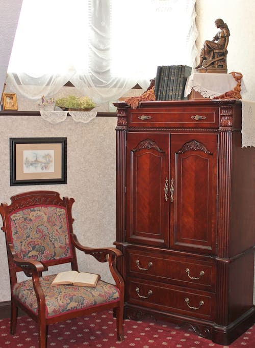 The charming Victorian chair provides the perfect spot to daydream about the wonderful adventures that await you in Hermann, Missouri. The suite has a flat screen television and free WIFI accessibility.