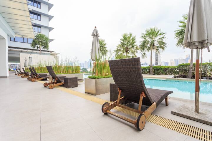 Designer’s luxurious 2BR Apartment Lumpini