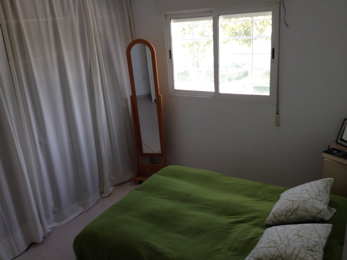 מקום עם מדפים וקולבים לנוחותכם