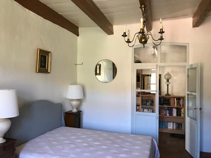 La chambre 2 qui bénéficie d'un vaste espace sous de belles poutres