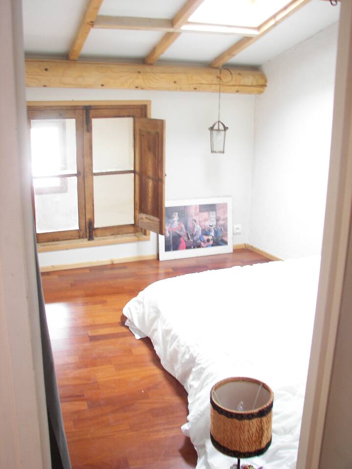 La chambre- cabane avec un lit double confortable. 