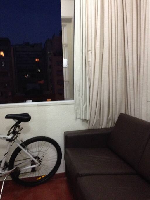Quarto / sala com vista para praça e Av. N. Sra. de Copacabana , TV e internet 24 h.