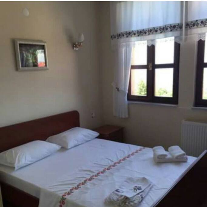 Deniz manzaralı yatak odası