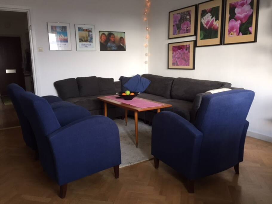 Vardagsrum med soffa och fåtöljer för tv-tittande och umgänge!