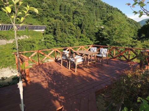 Log house overlooking the mountain