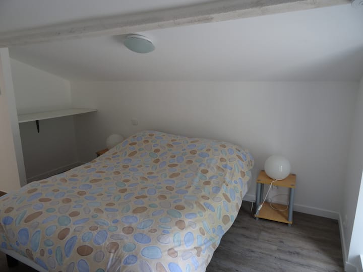 Chumba cha kulala chini ya dari na kitanda cha mara mbili (140x190)