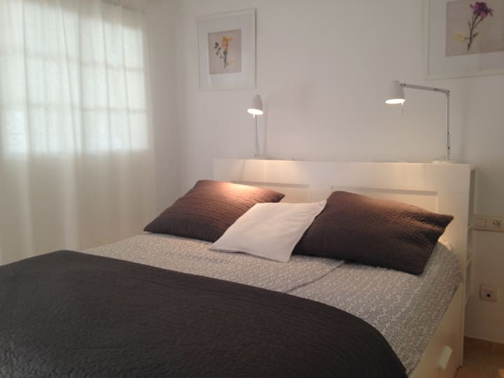 غرفة نوم رئيسية بسرير مزدوج 160 سم