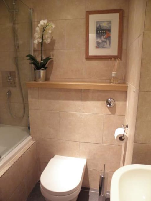 lovely bathroom with good shower and bath.