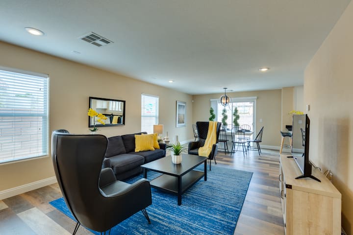 Modern 4B Home, 2-Car Garage, Near Las Vegas Strip