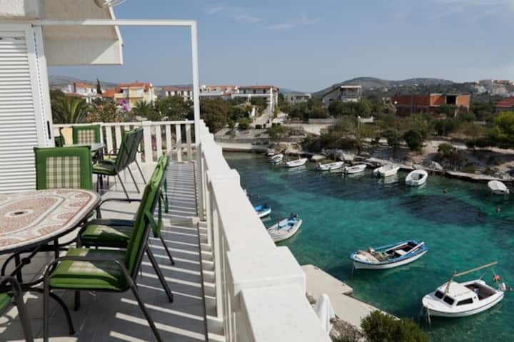 Seafront apartment + Motorboat &BBQ