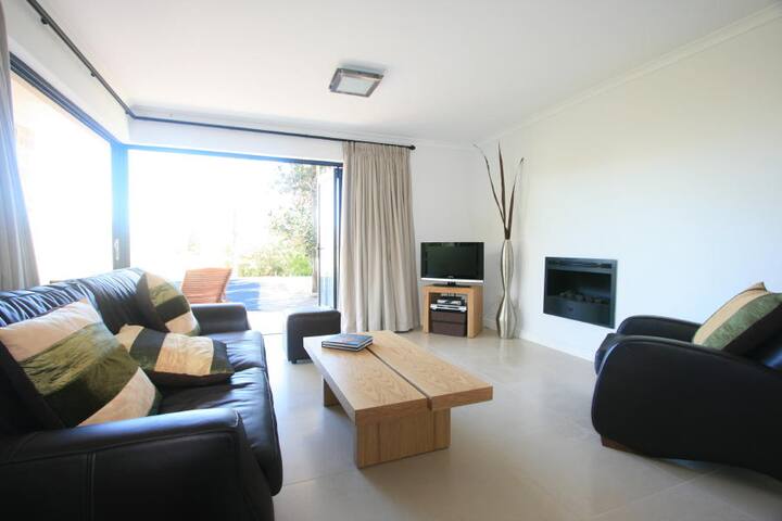 Sentinel View. 4 bedroom modern holiday home. gallery image 3