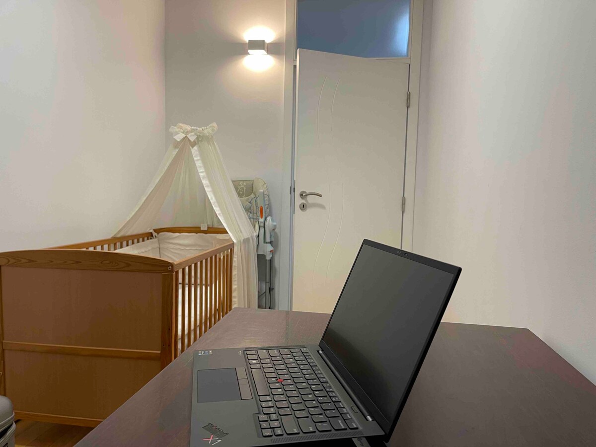 המיטה המלאה של הפעוטות, כולל כיסא אוכל לתינוק. 
באותו חדר יש שולחן עבודה וכיסא עור נוח.