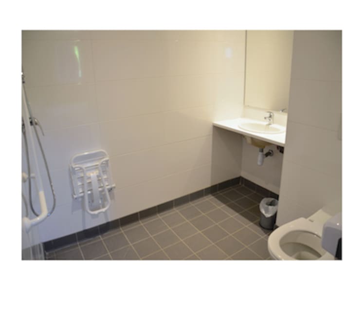 Salle de douche privative avec toilettes