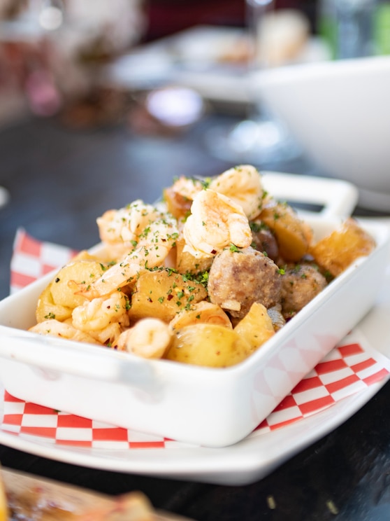 Show full-screen, host-provided image