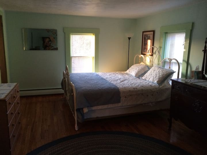 Cama tamaño king en el dormitorio grande.