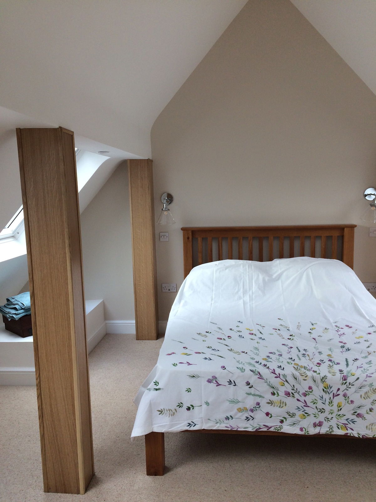 מיטת עץ אלון קינג סייז, חדר נחמד ומרגיע עם מקום לצעירים שלכם, אם לא אכפת לכם לחלוק! לרשותכם שני מזרנים מתקפלים. 