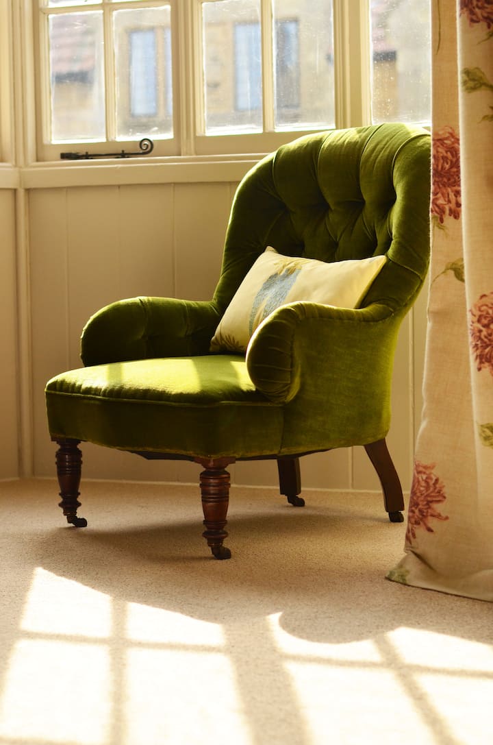 Გემოვნებიანი ავეჯი და დეტალებისადმი ყურადღების მიქცევა