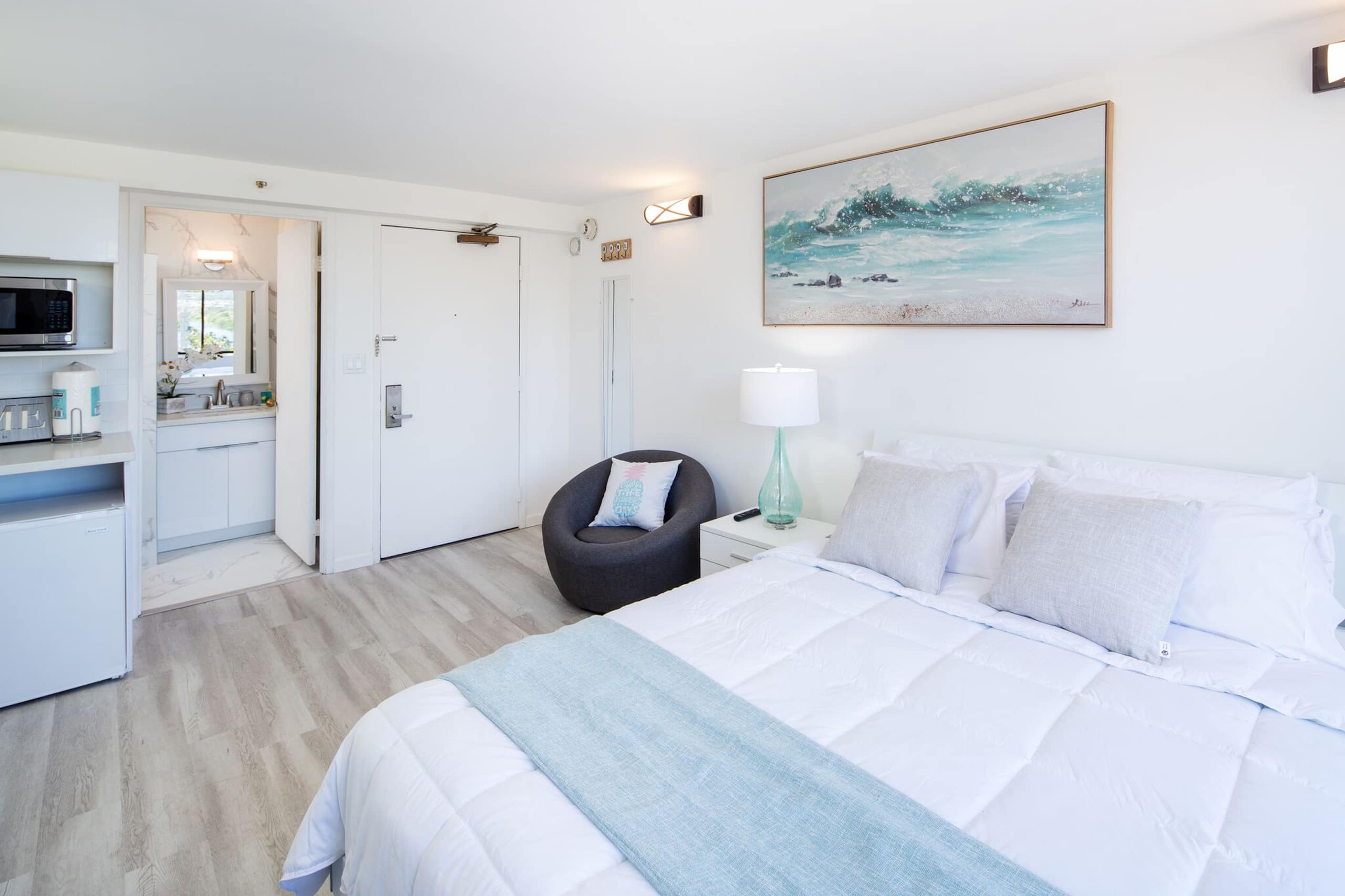 Condo in Honolulu · ★4.65 · Studio · 1 bed · 1 private bath - Image 3