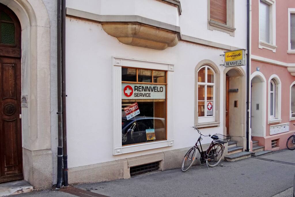 Ladengeschäft RENNVELOSERVICE im vorderen Teil des Erdgeschosses