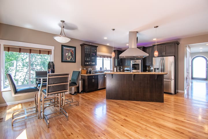 Beautiful Seattle Home in Quiet Magnolia gallery image 4