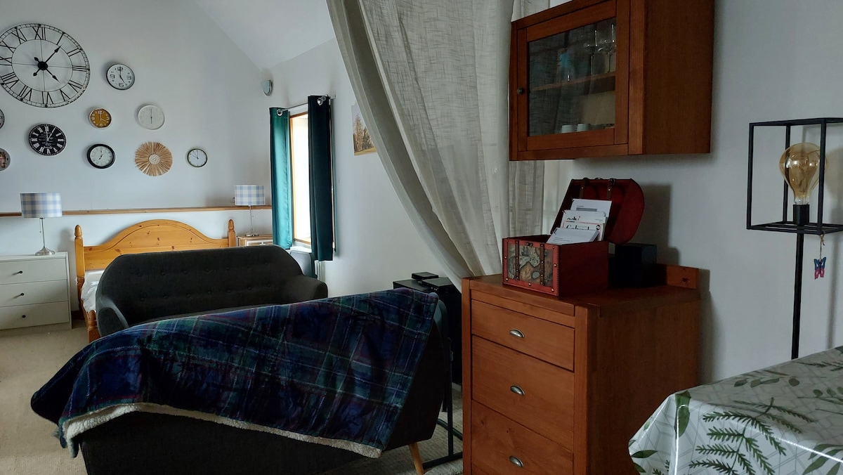 Airbnb performant: Blanc: Stylish 3* studio with heated pool/hot tub à Diocèse De Séez