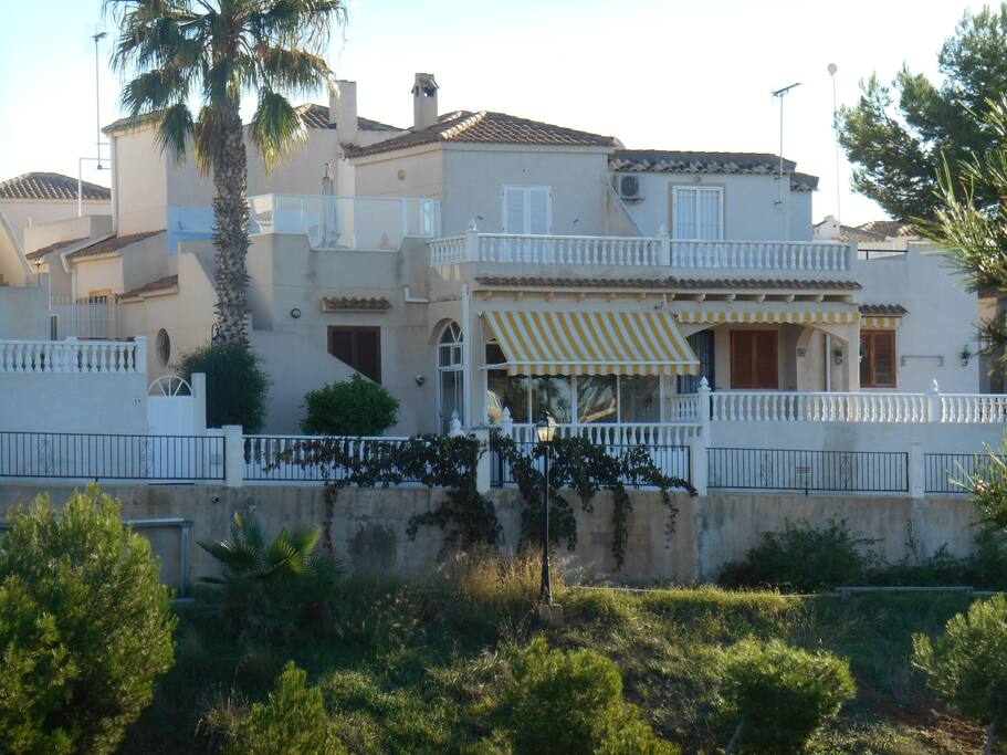 de bungalow met baranco en wandelpad