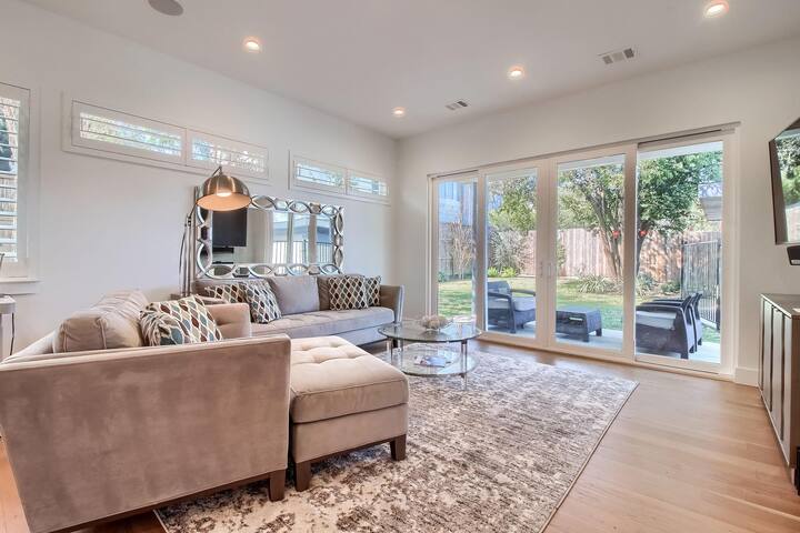 Upscale on S. Lamar- garage, gated yard w/dog door gallery image 5