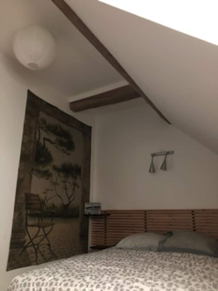 带双人床的卧室