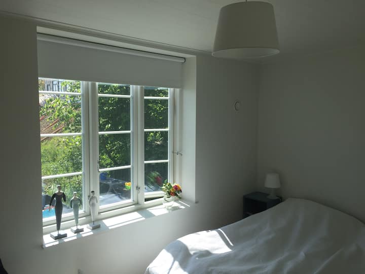 Спалнята е голяма и просторна