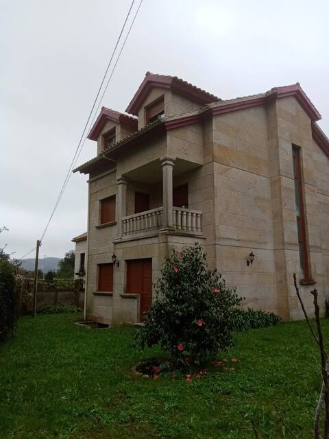 Aldán's house between the sea and the forest