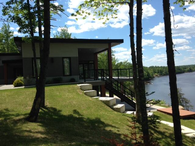 Charming Modern Waterfront Cottage gallery image 5