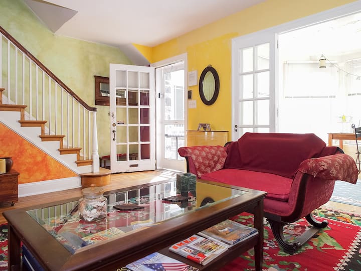 Artsy Homelike 3bdr Rowhouse Office fastWIFI Prkng