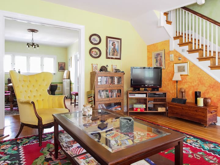 Artsy Homelike 3bdr Rowhouse Office fastWIFI Prkng