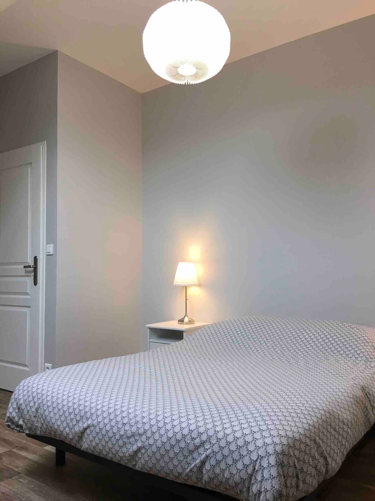 Ზემოთ საძინებელი (საძინებლის კარის ხედი)