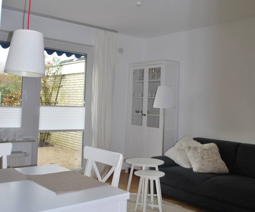 Wohnzimmer mit Küchenzeile und Essplatz