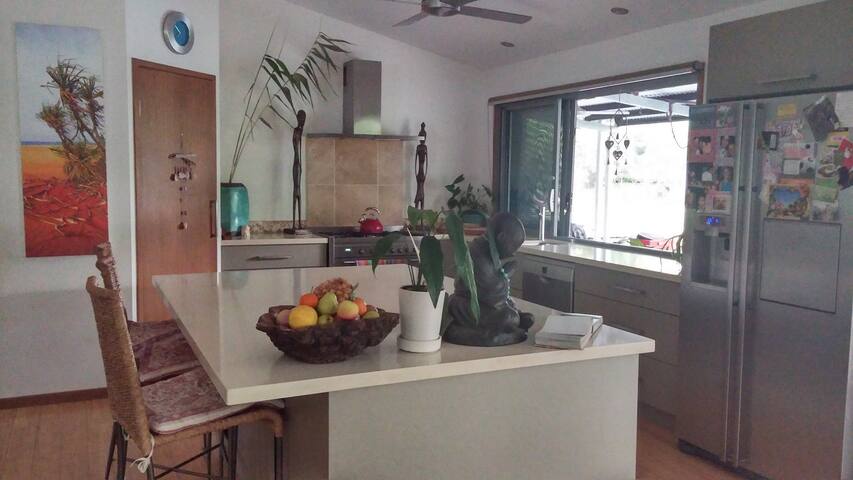 Luxury Eco home in rainforest, 10min from Noosa gallery image 3