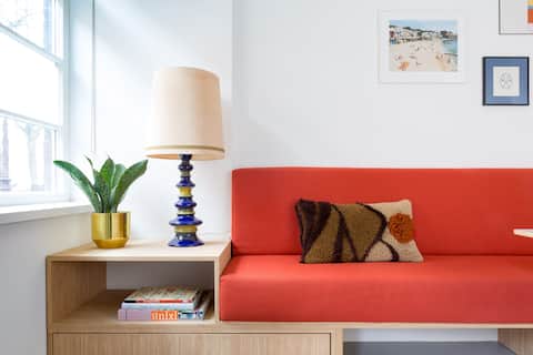 Popular Airbnb listing: Amalia Suite in Frederik Hendrikbuurt Noord
