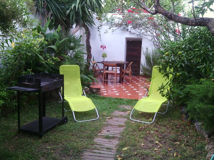 Barbacoa de carbón y hamacas- Coal Barbecue and hammock