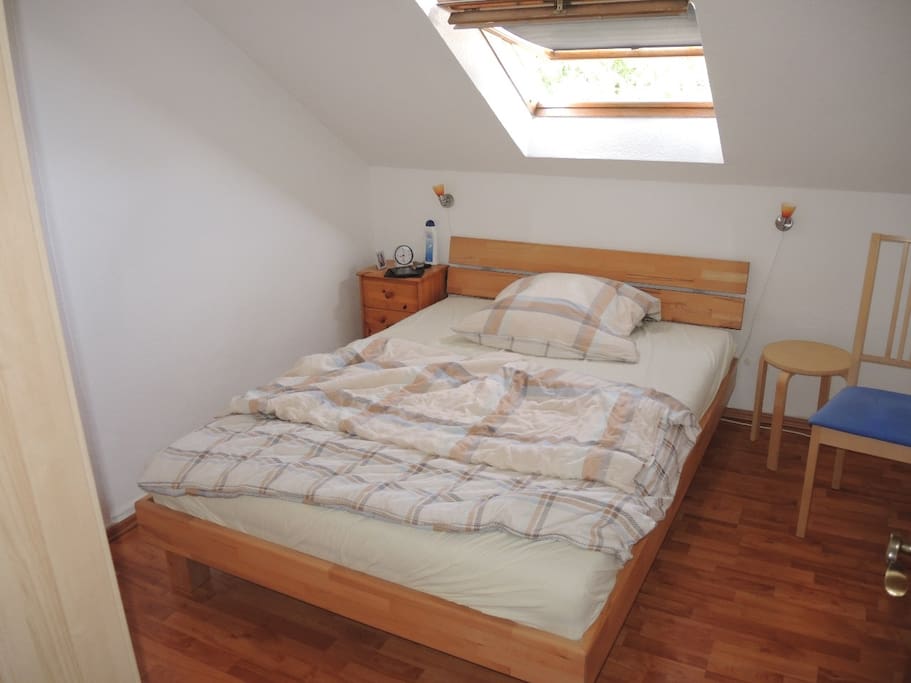 Schlafzimmer mit Schrank