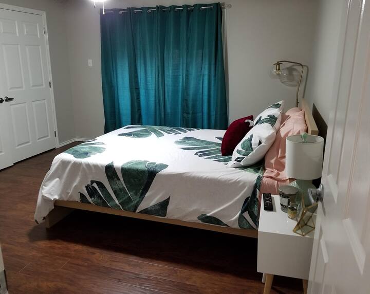 带淋浴间的全功能卫生间的主卧。 